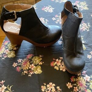 Free people black leather clog